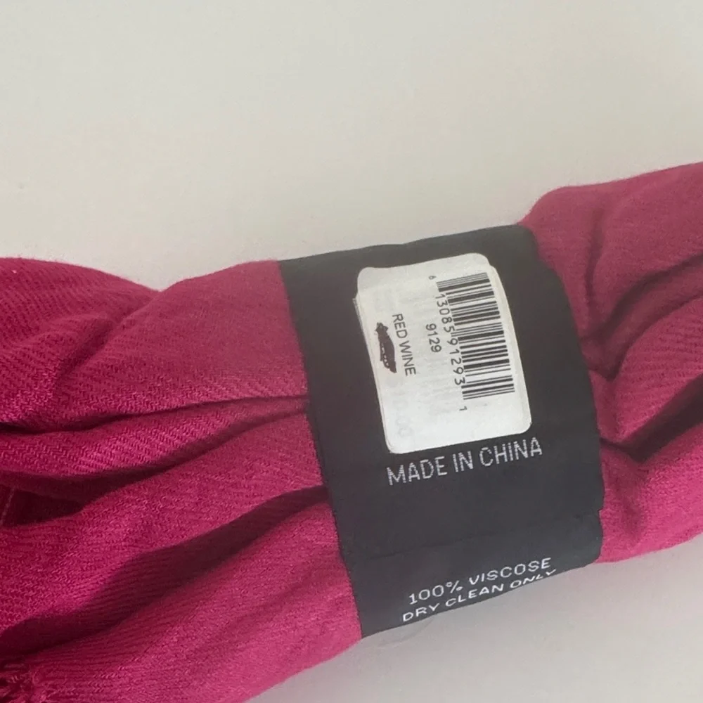 Altare Pashmina Shawl in Vibrant Pink - Picture 2 of 2